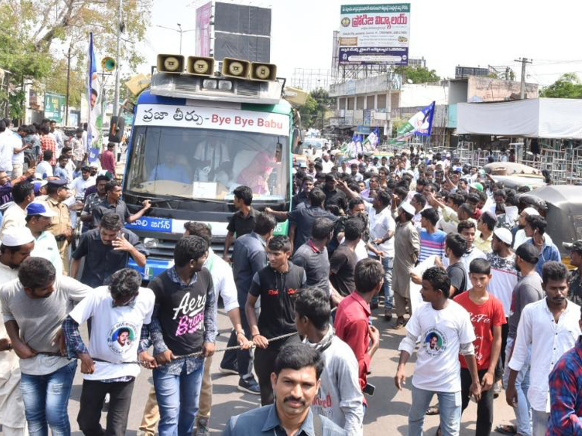 YS Sharmila Road Show in Guntur Photo Gallery - Sakshi4