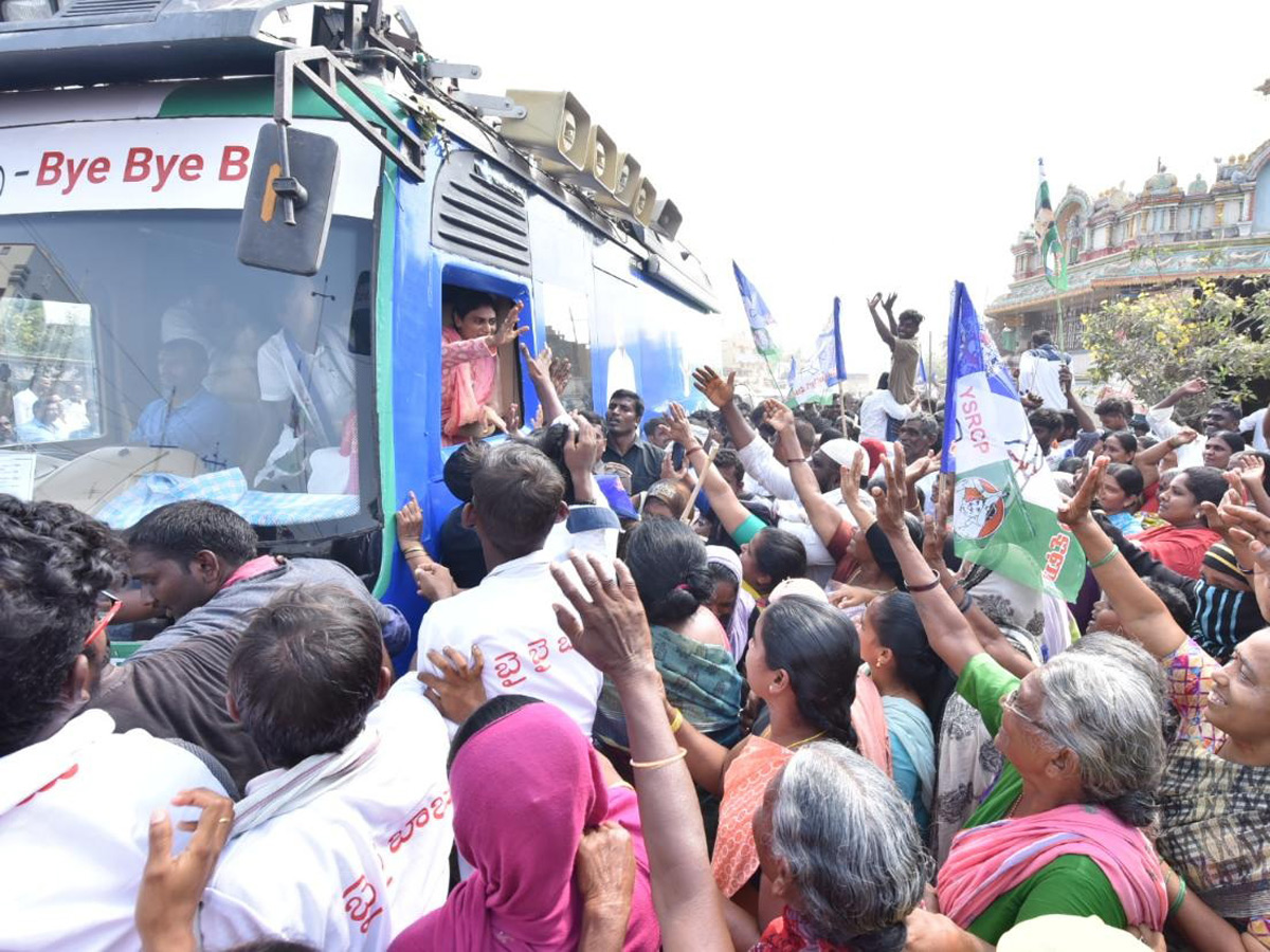 YS Sharmila Road Show in Guntur Photo Gallery - Sakshi5