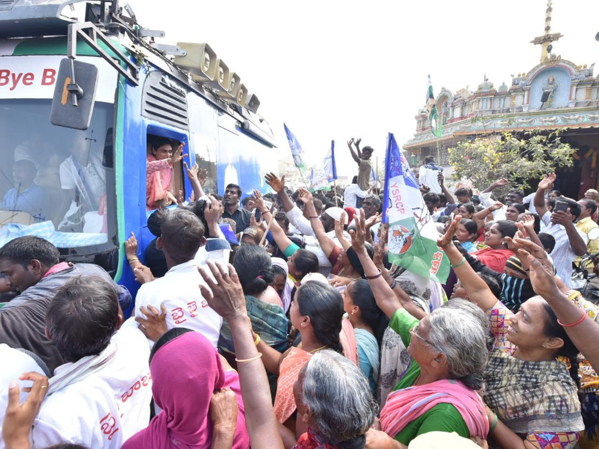 YS Sharmila Road Show in Guntur Photo Gallery - Sakshi9