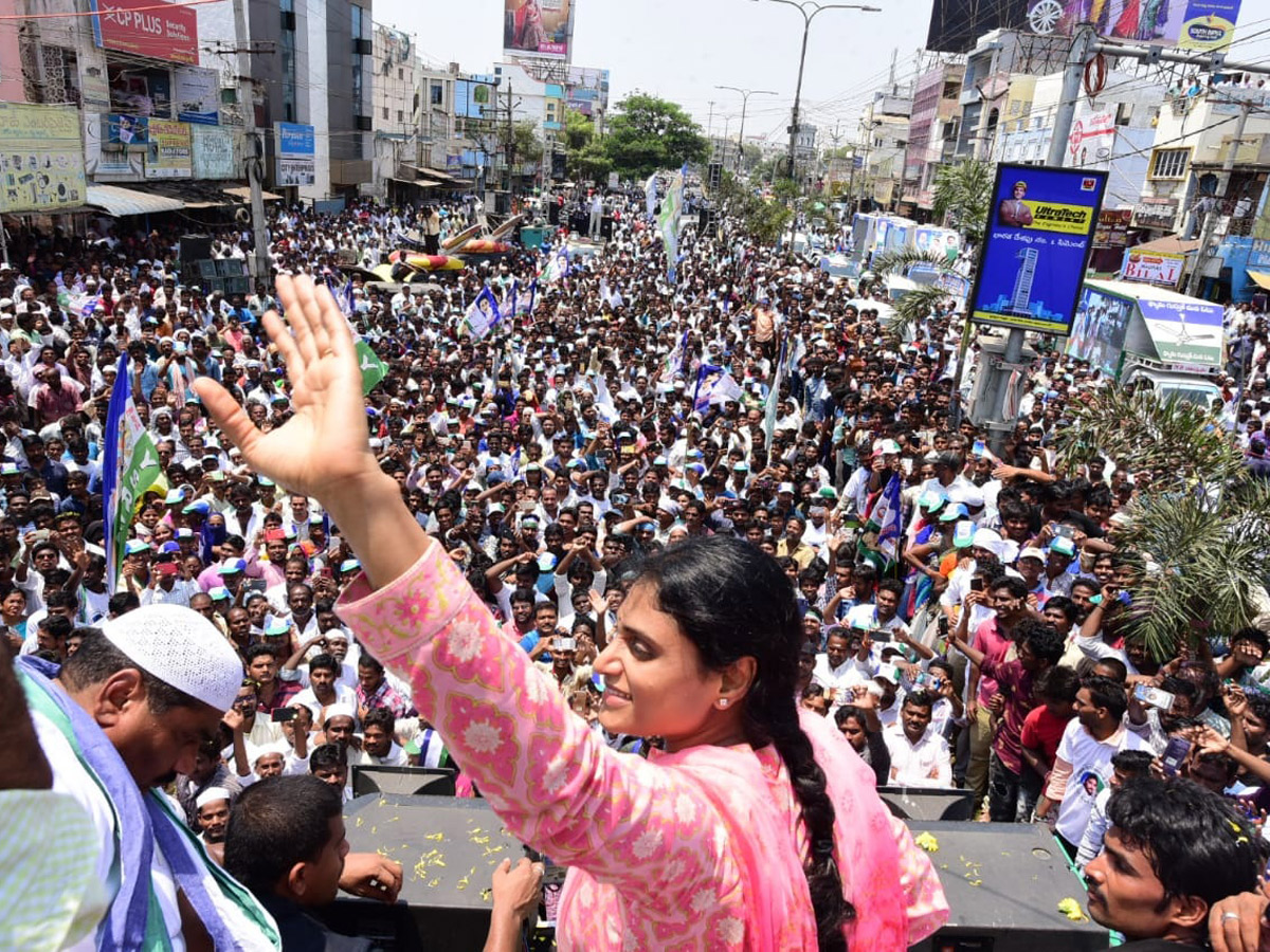 Ys Sharmila Bus Yatra in Guntur Photo Gallery - Sakshi1