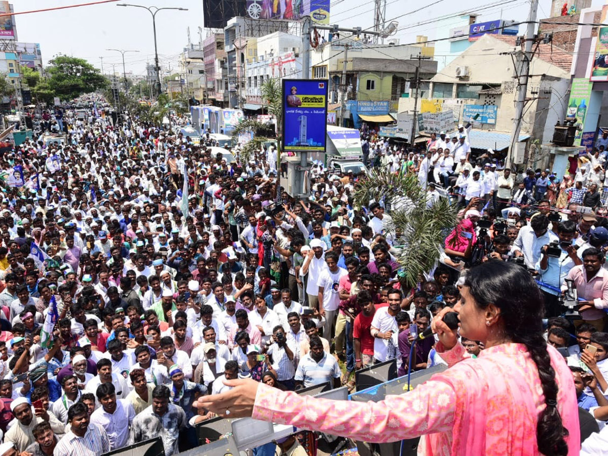 Ys Sharmila Bus Yatra in Guntur Photo Gallery - Sakshi2