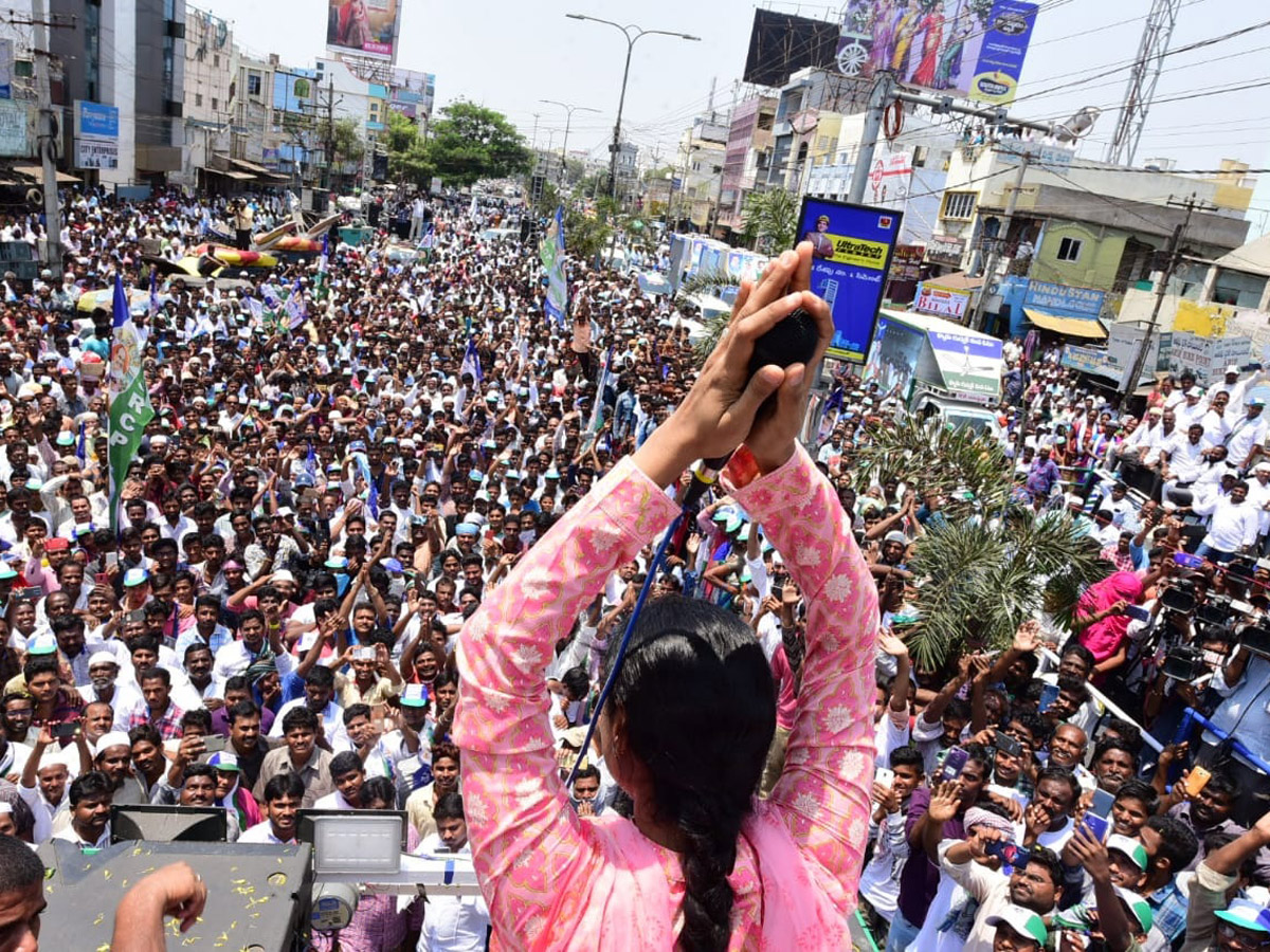 Ys Sharmila Bus Yatra in Guntur Photo Gallery - Sakshi3