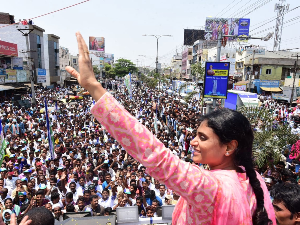 Ys Sharmila Bus Yatra in Guntur Photo Gallery - Sakshi4