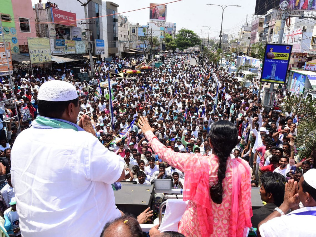 Ys Sharmila Bus Yatra in Guntur Photo Gallery - Sakshi5