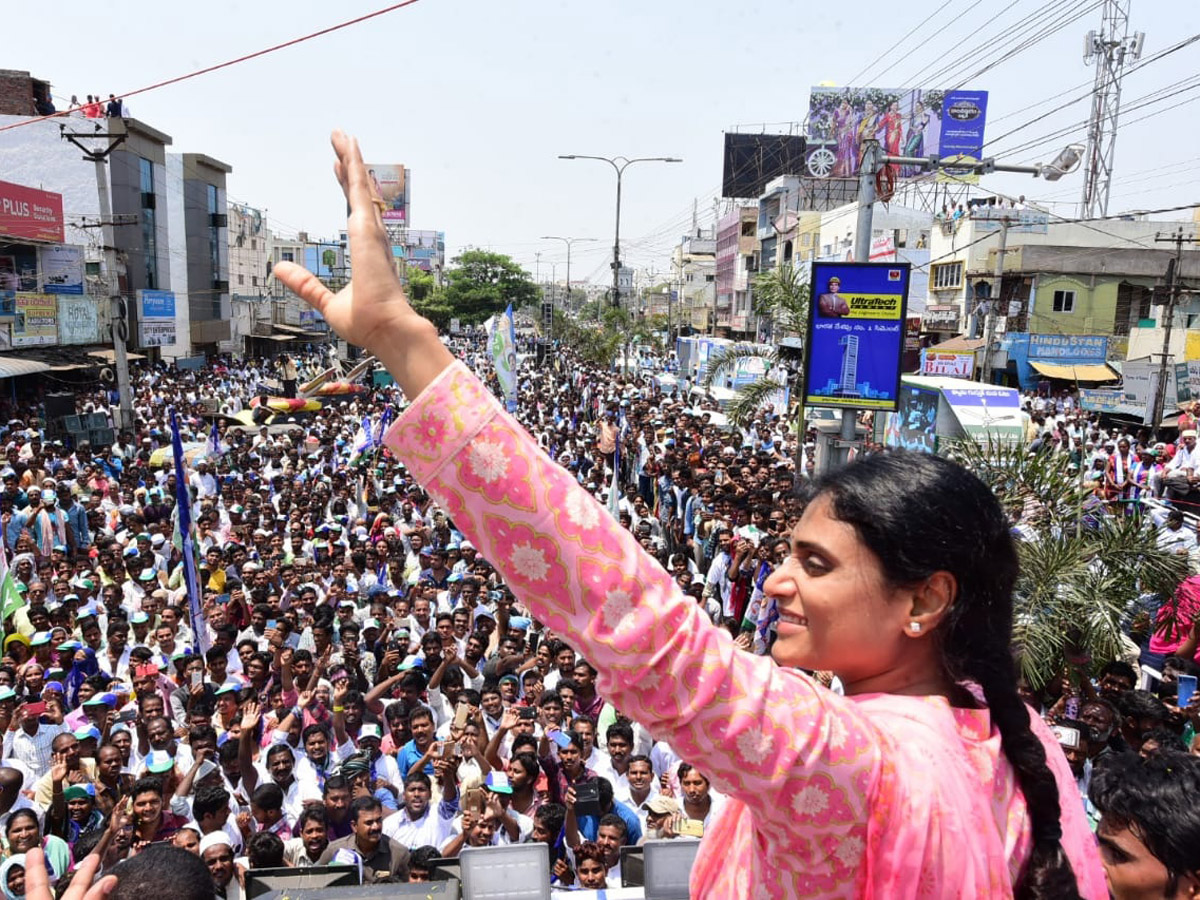 Ys Sharmila Bus Yatra in Guntur Photo Gallery - Sakshi6