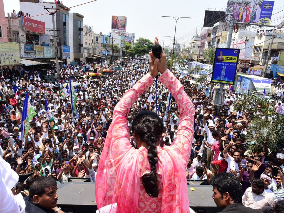 Ys Sharmila Bus Yatra in Guntur Photo Gallery - Sakshi7