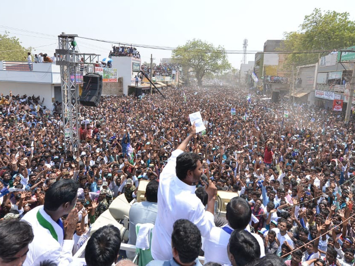 ys jagan election meeting In Nandikotkur Photo Gallery - Sakshi2