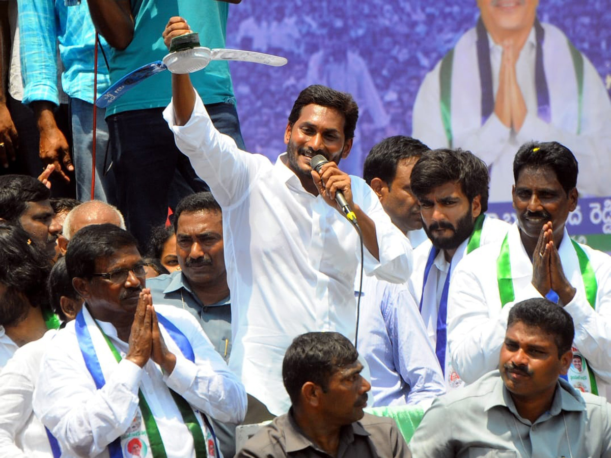 ys jagan election meeting In Nandikotkur Photo Gallery - Sakshi8