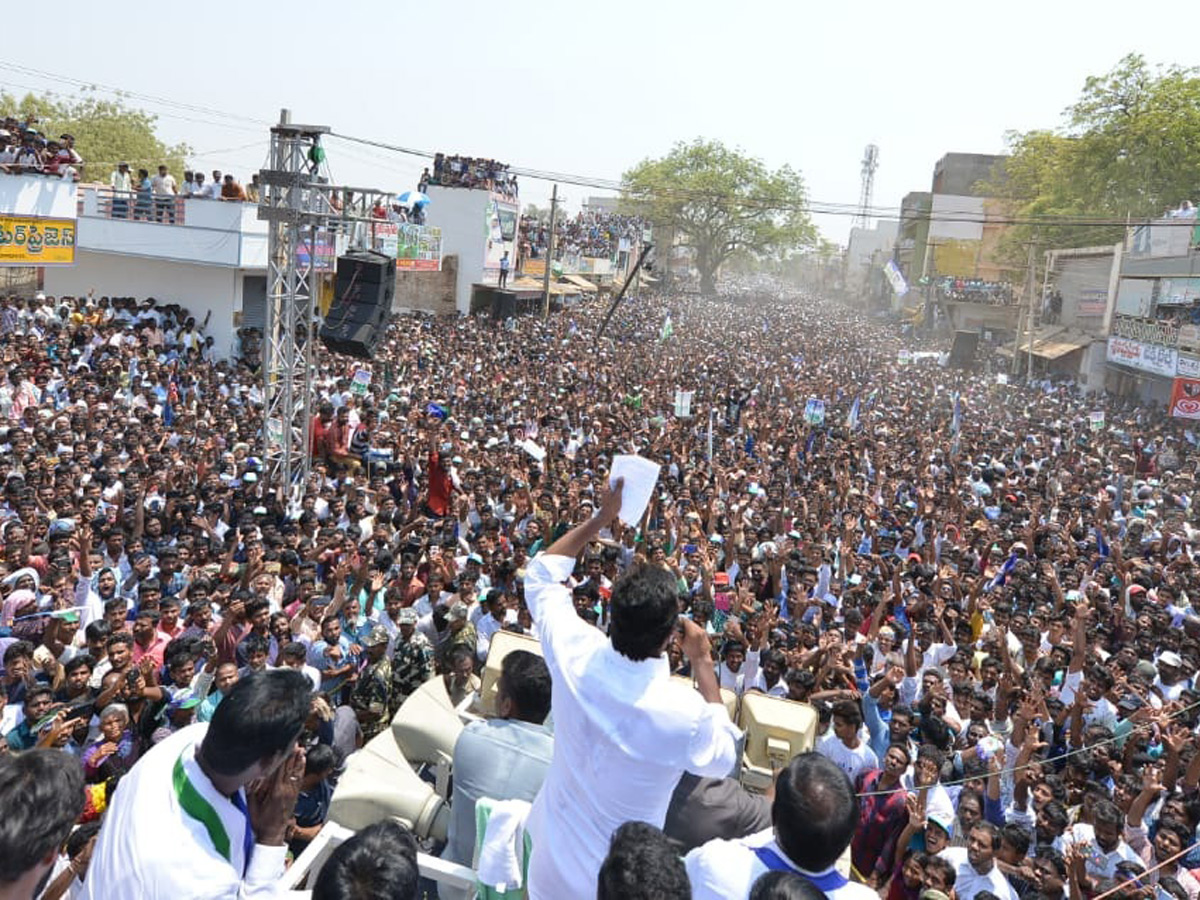 ys jagan election meeting In Nandikotkur Photo Gallery - Sakshi4