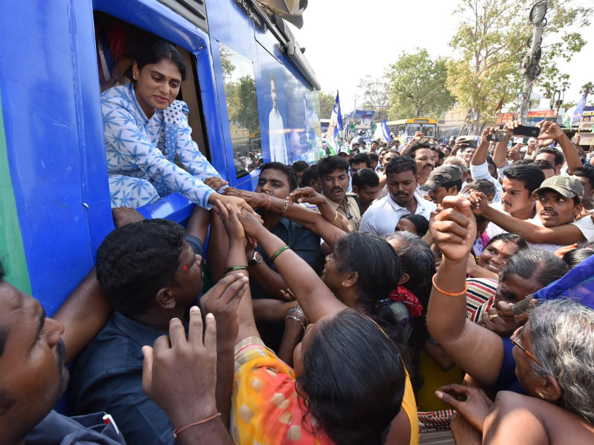 ys sharmila Bus Yatra in Guntur - Sakshi9