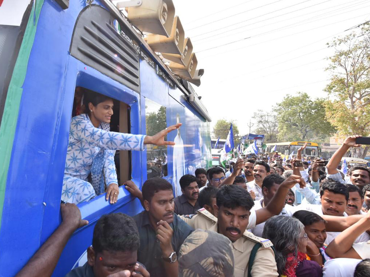 ys sharmila Bus Yatra in Guntur - Sakshi10