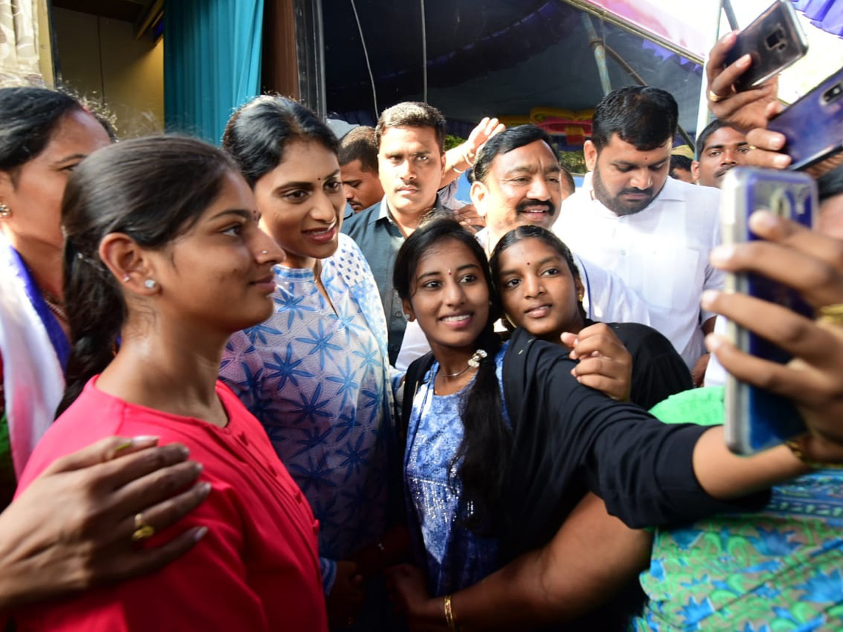 ys sharmila Bus Yatra in Guntur - Sakshi11