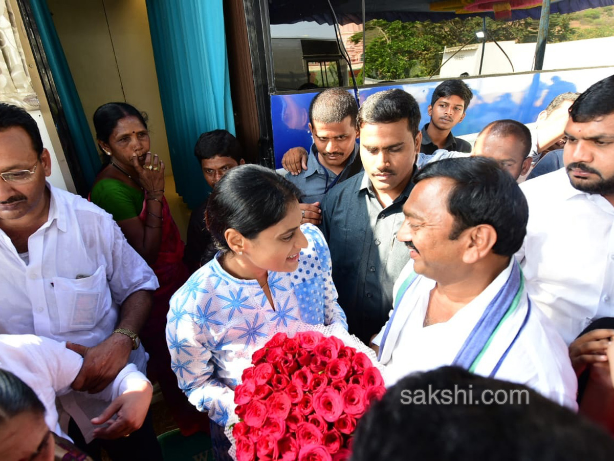 ys sharmila Bus Yatra in Guntur - Sakshi12