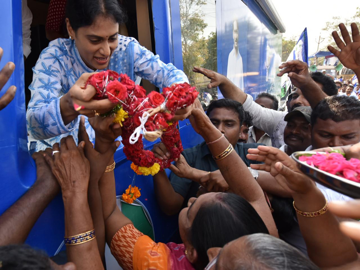 ys sharmila Bus Yatra in Guntur - Sakshi7