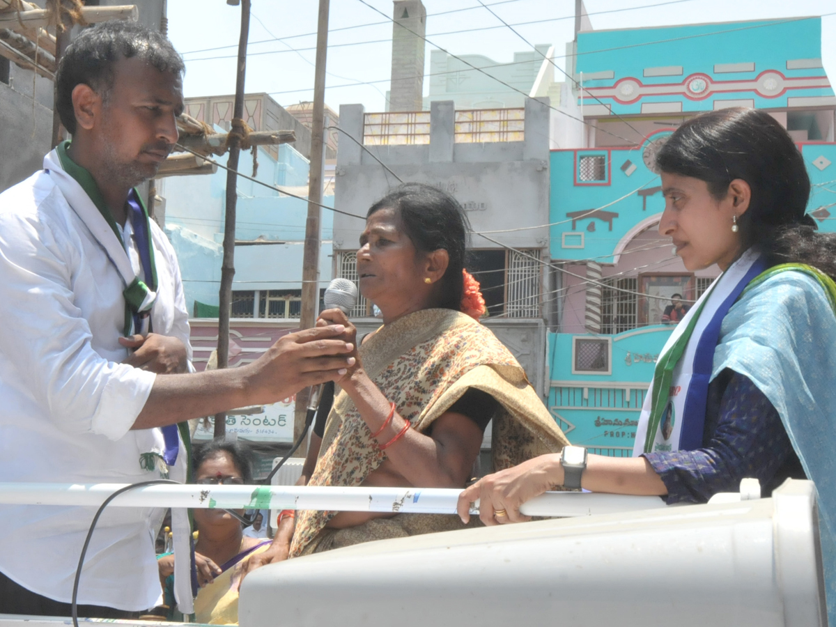 YS Bharathi Reddy Election Campaign In Jammalamadugu Photo Gallery - Sakshi2