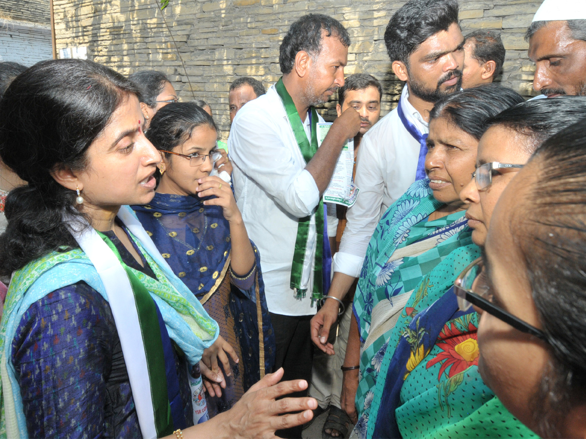 YS Bharathi Reddy Election Campaign In Jammalamadugu Photo Gallery - Sakshi12