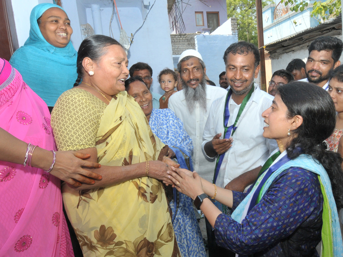 YS Bharathi Reddy Election Campaign In Jammalamadugu Photo Gallery - Sakshi13