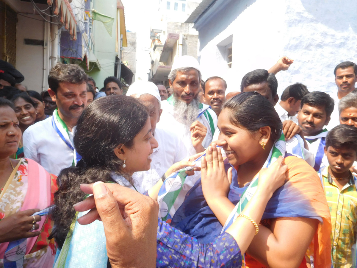 YS Bharathi Reddy Election Campaign In Jammalamadugu Photo Gallery - Sakshi14