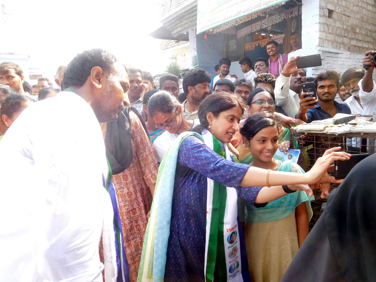 YS Bharathi Reddy Election Campaign In Jammalamadugu Photo Gallery - Sakshi15