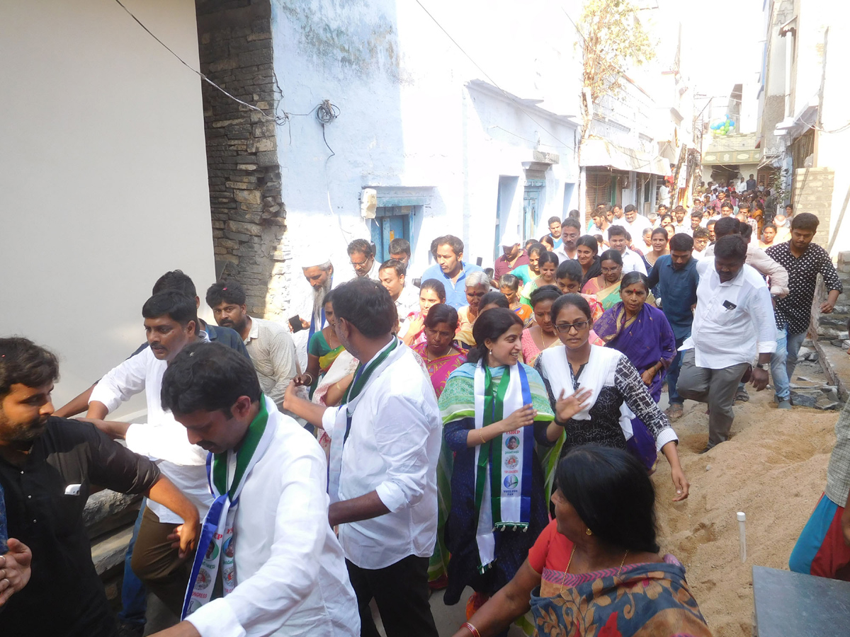 YS Bharathi Reddy Election Campaign In Jammalamadugu Photo Gallery - Sakshi16