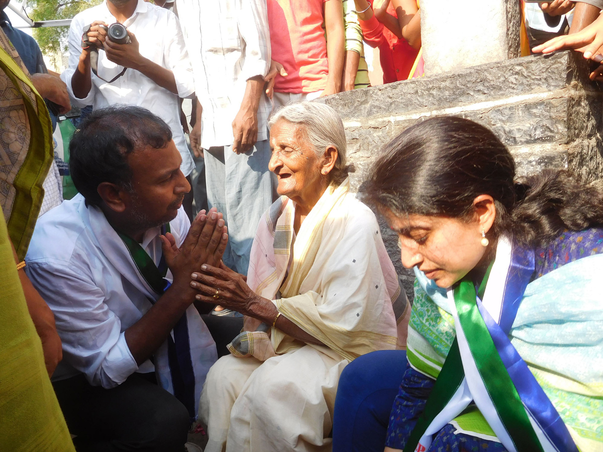 YS Bharathi Reddy Election Campaign In Jammalamadugu Photo Gallery - Sakshi17