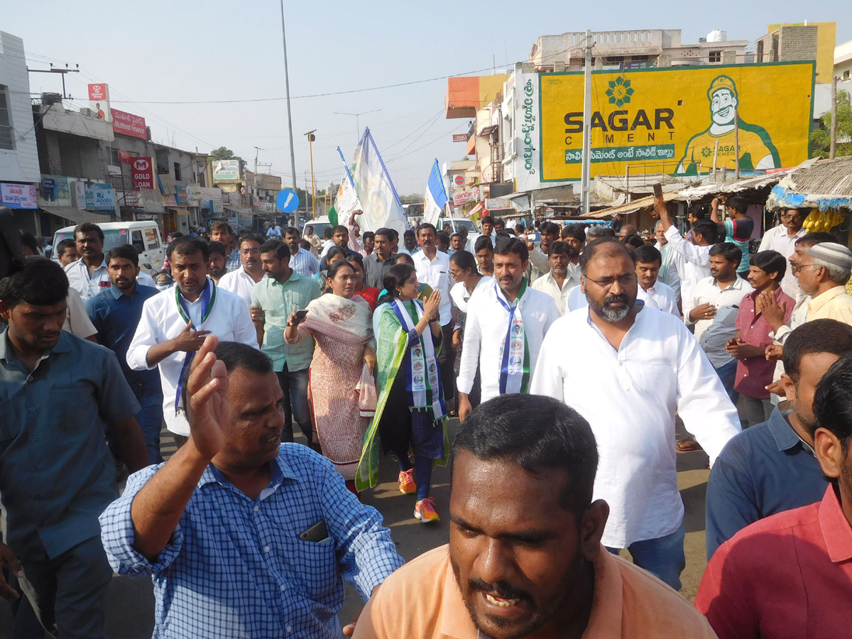 YS Bharathi Reddy Election Campaign In Jammalamadugu Photo Gallery - Sakshi18