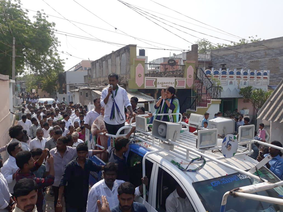 YS Bharathi Reddy Election Campaign In Jammalamadugu Photo Gallery - Sakshi1