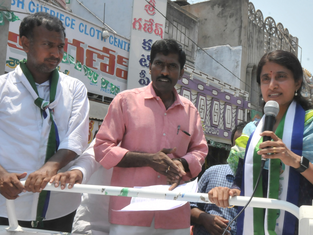 YS Bharathi Reddy Election Campaign In Jammalamadugu Photo Gallery - Sakshi3