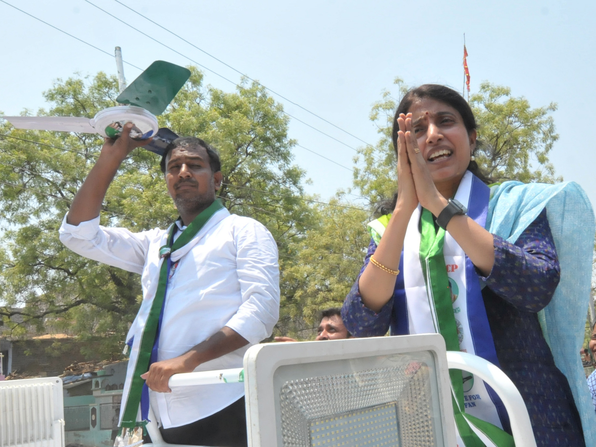 YS Bharathi Reddy Election Campaign In Jammalamadugu Photo Gallery - Sakshi4