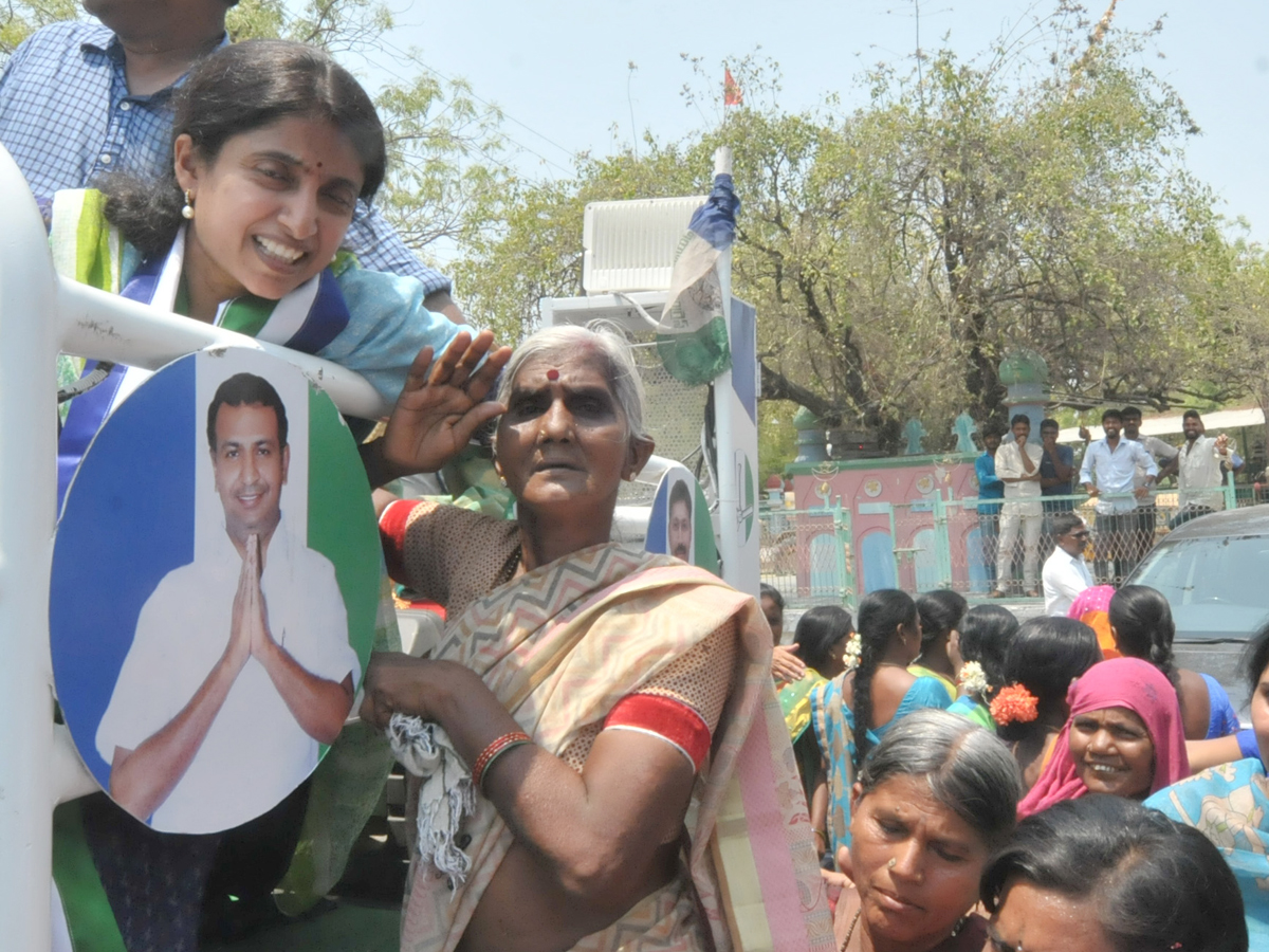 YS Bharathi Reddy Election Campaign In Jammalamadugu Photo Gallery - Sakshi5