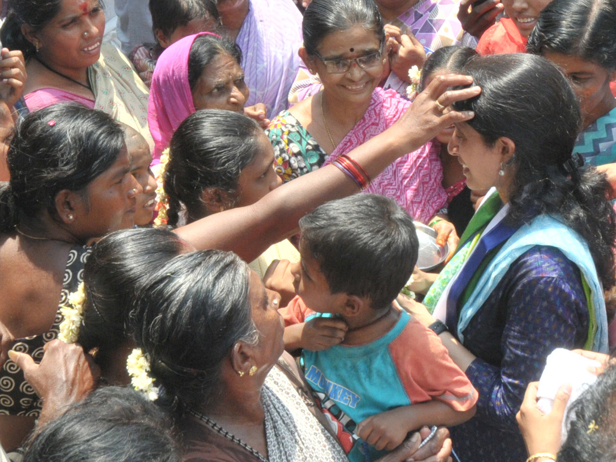 YS Bharathi Reddy Election Campaign In Jammalamadugu Photo Gallery - Sakshi7