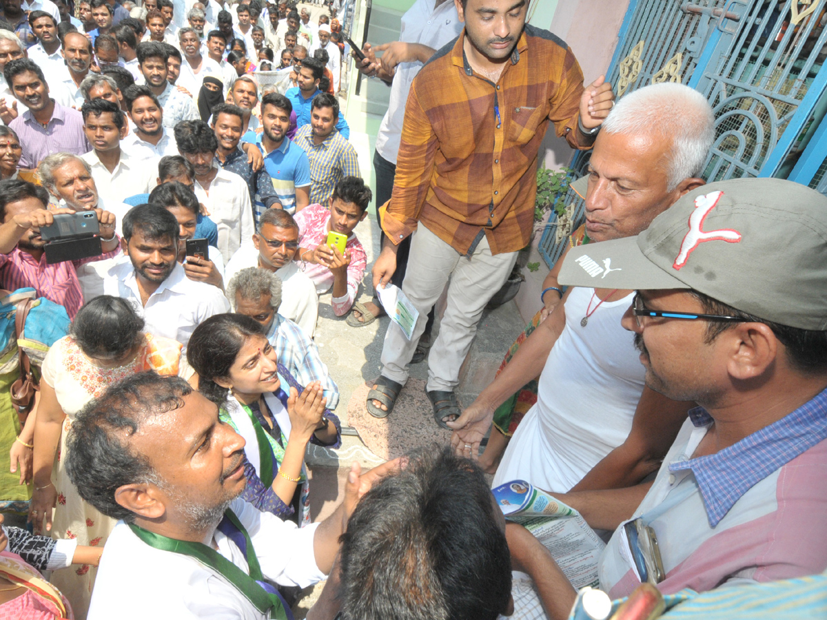 YS Bharathi Reddy Election Campaign In Jammalamadugu Photo Gallery - Sakshi8