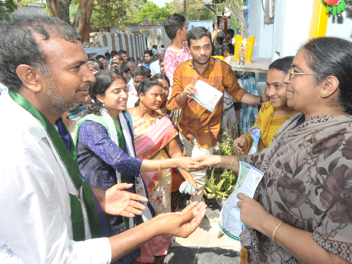 YS Bharathi Reddy Election Campaign In Jammalamadugu Photo Gallery - Sakshi9