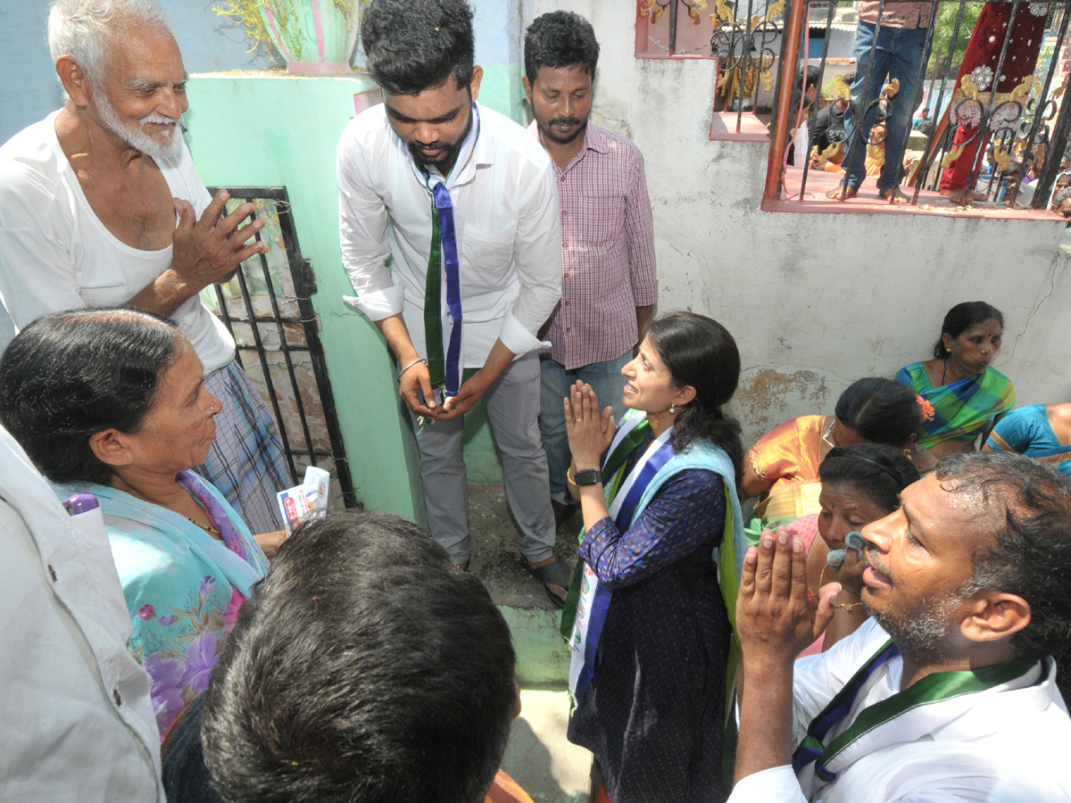 YS Bharathi Reddy Election Campaign In Jammalamadugu Photo Gallery - Sakshi10