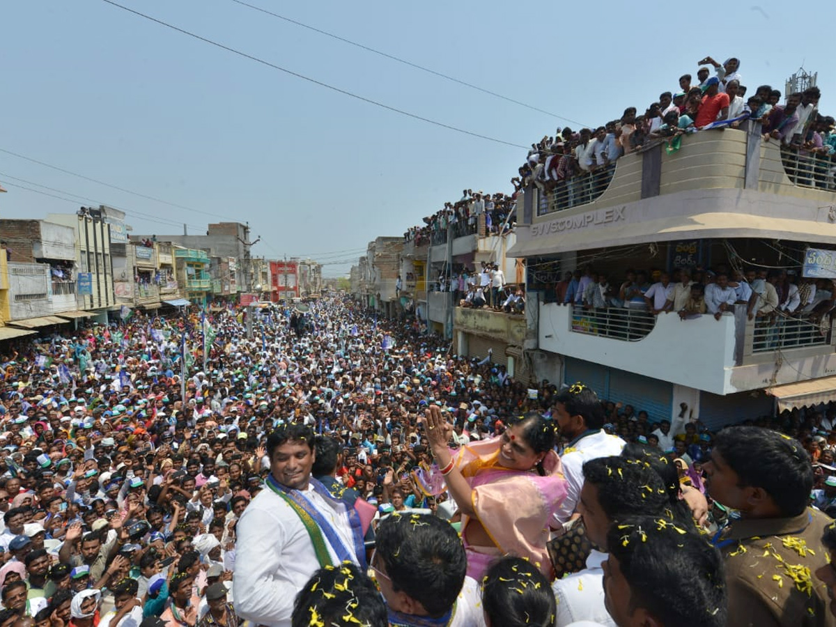 YS Vijayamma public meeting at Sompeta Photo Gallery - Sakshi1