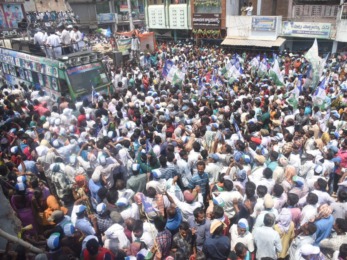 YS Vijayamma public meeting at Sompeta Photo Gallery - Sakshi7