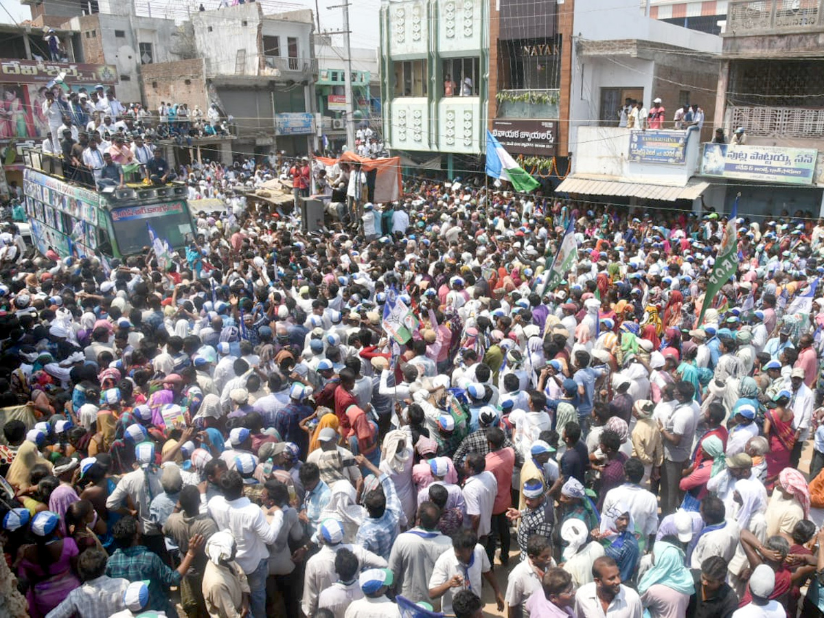 YS Vijayamma public meeting at Sompeta Photo Gallery - Sakshi8