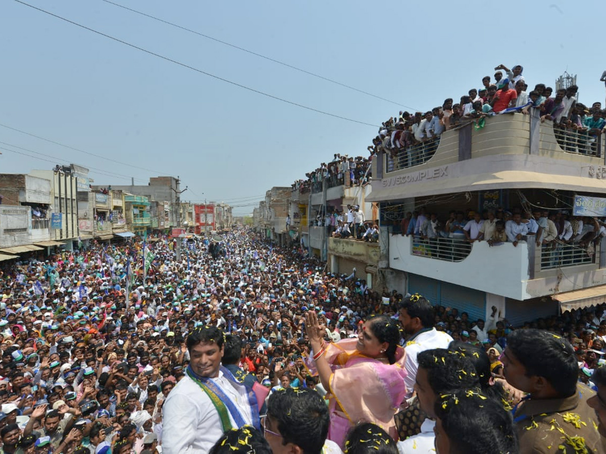 YS Vijayamma public meeting at Sompeta Photo Gallery - Sakshi2