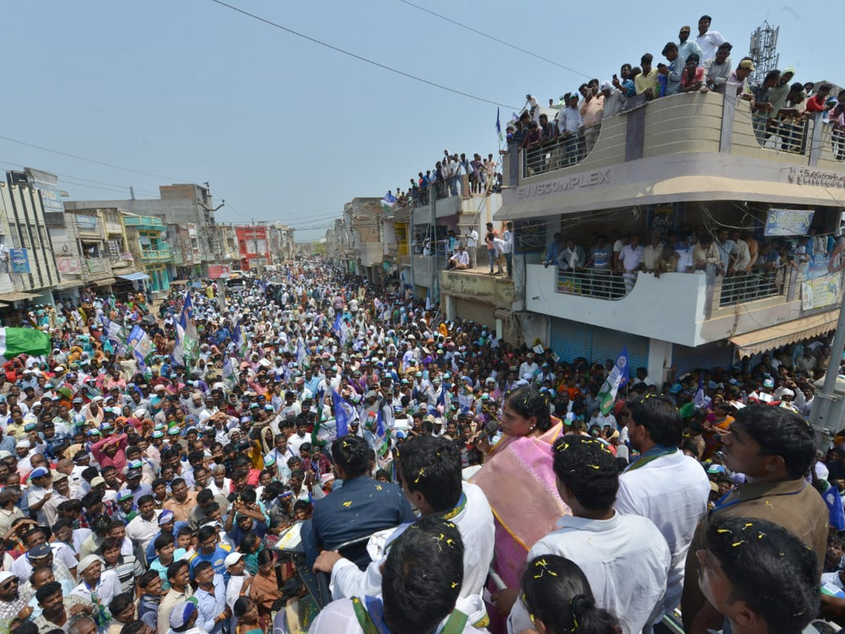 YS Vijayamma public meeting at Sompeta Photo Gallery - Sakshi3