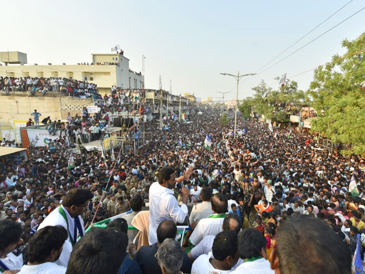 YS jagan public meeting at darsi Photo Gallery - Sakshi1