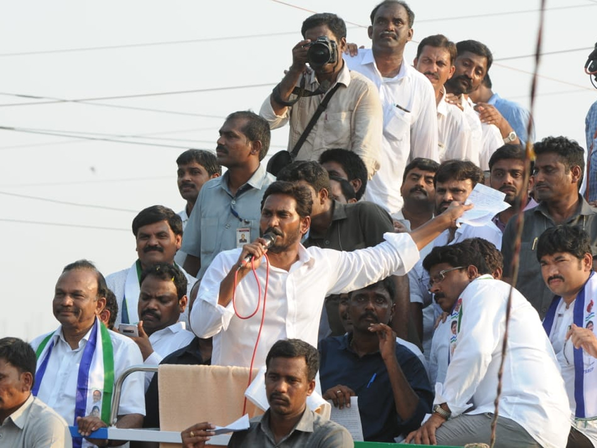 YS jagan public meeting at darsi Photo Gallery - Sakshi10