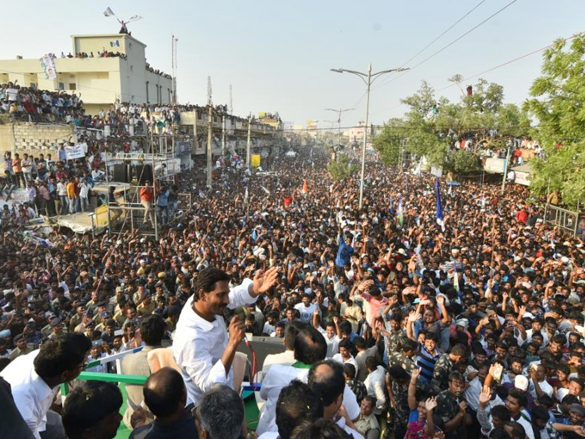 YS jagan public meeting at darsi Photo Gallery - Sakshi3