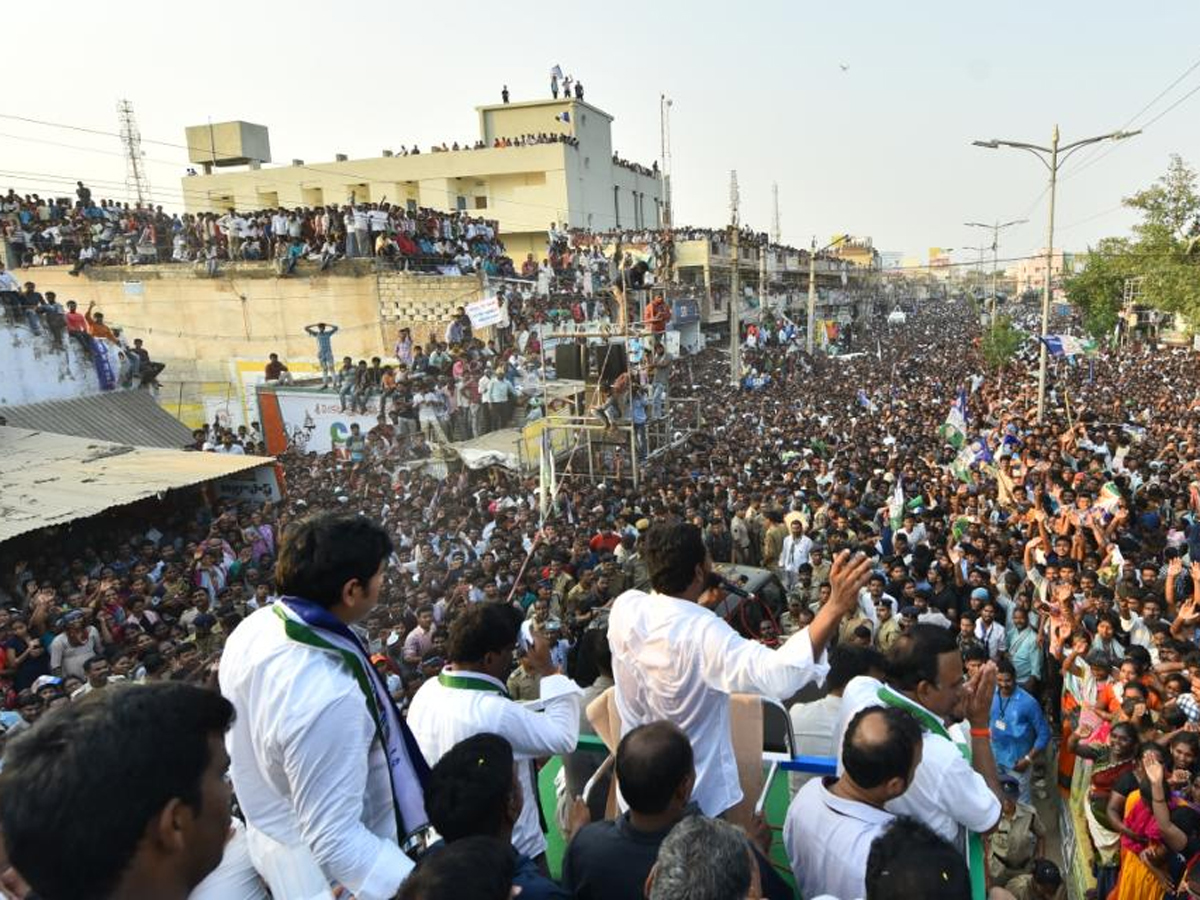 YS jagan public meeting at darsi Photo Gallery - Sakshi4