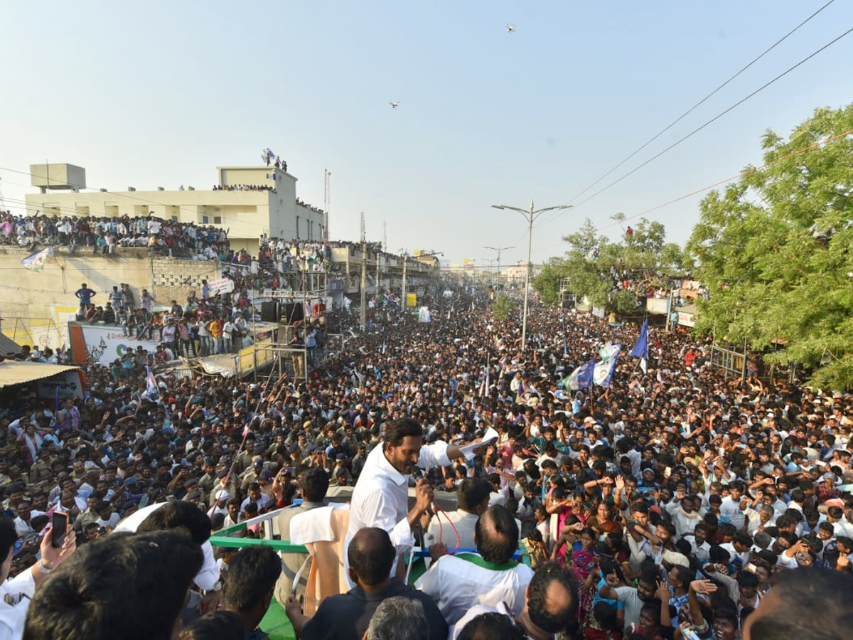 YS jagan public meeting at darsi Photo Gallery - Sakshi5