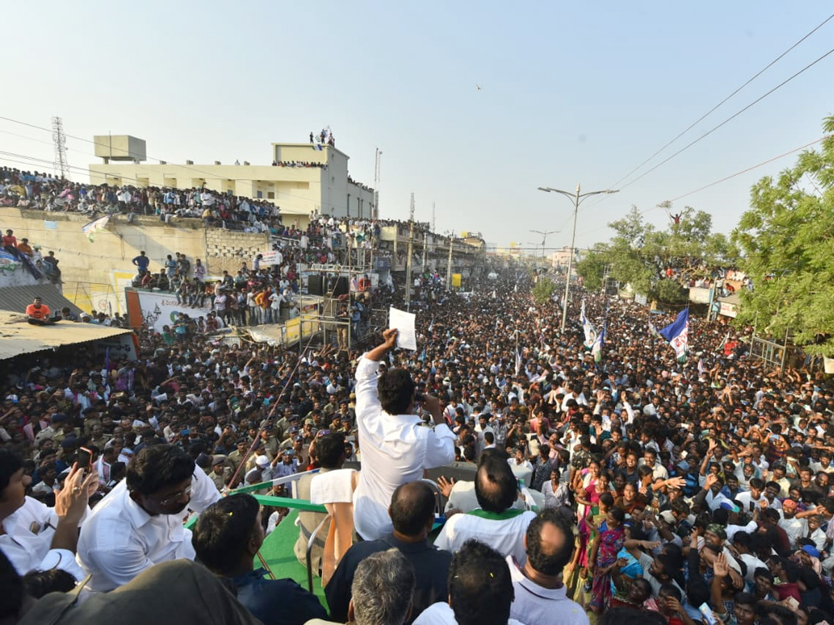 YS jagan public meeting at darsi Photo Gallery - Sakshi8