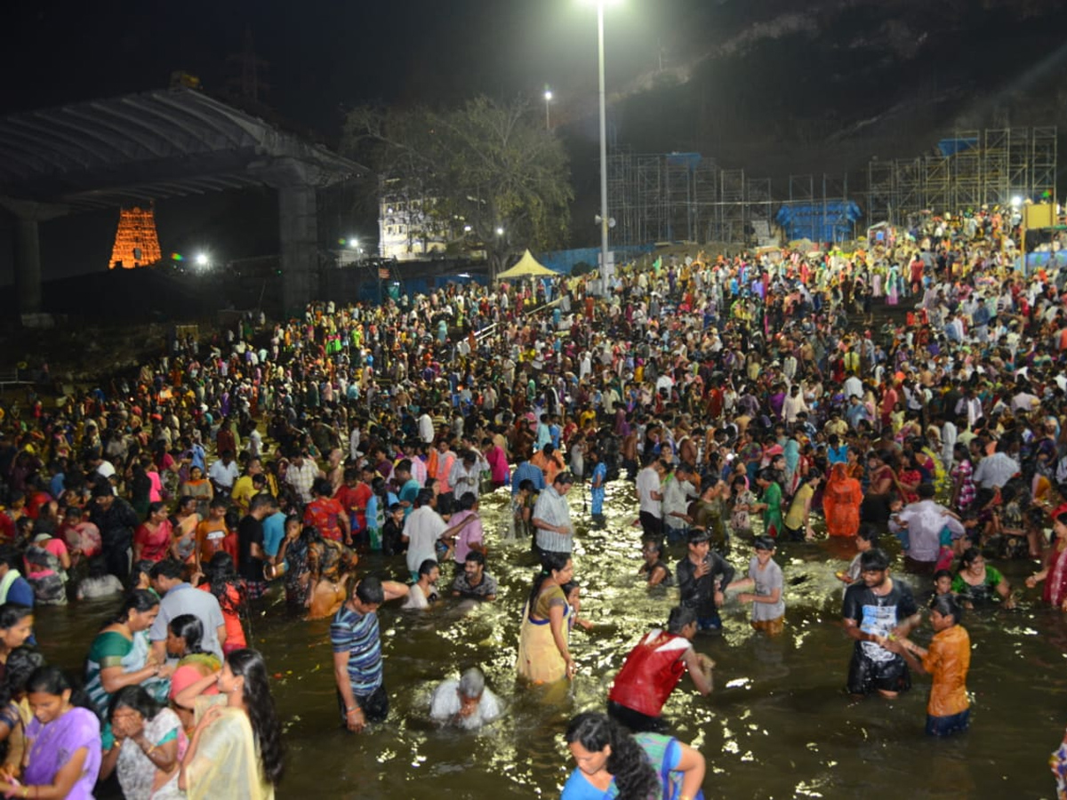  Pilgrims bathing on Occasion of Maha Shivratri at Krishna River Photo Gallery - Sakshi11