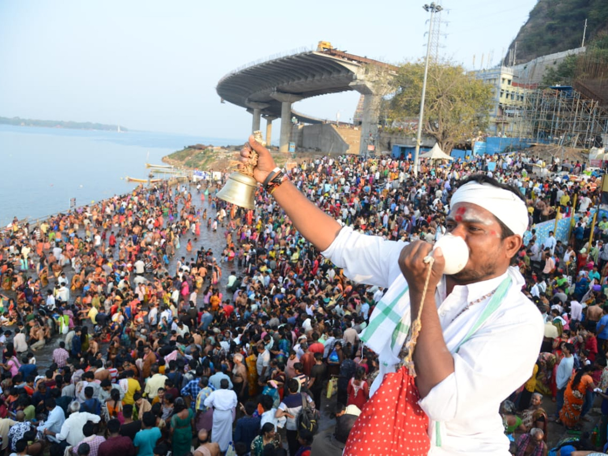  Pilgrims bathing on Occasion of Maha Shivratri at Krishna River Photo Gallery - Sakshi1