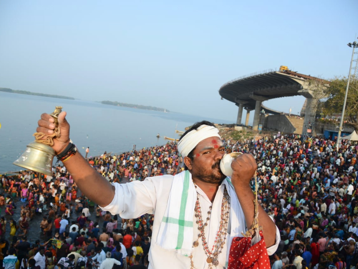  Pilgrims bathing on Occasion of Maha Shivratri at Krishna River Photo Gallery - Sakshi8