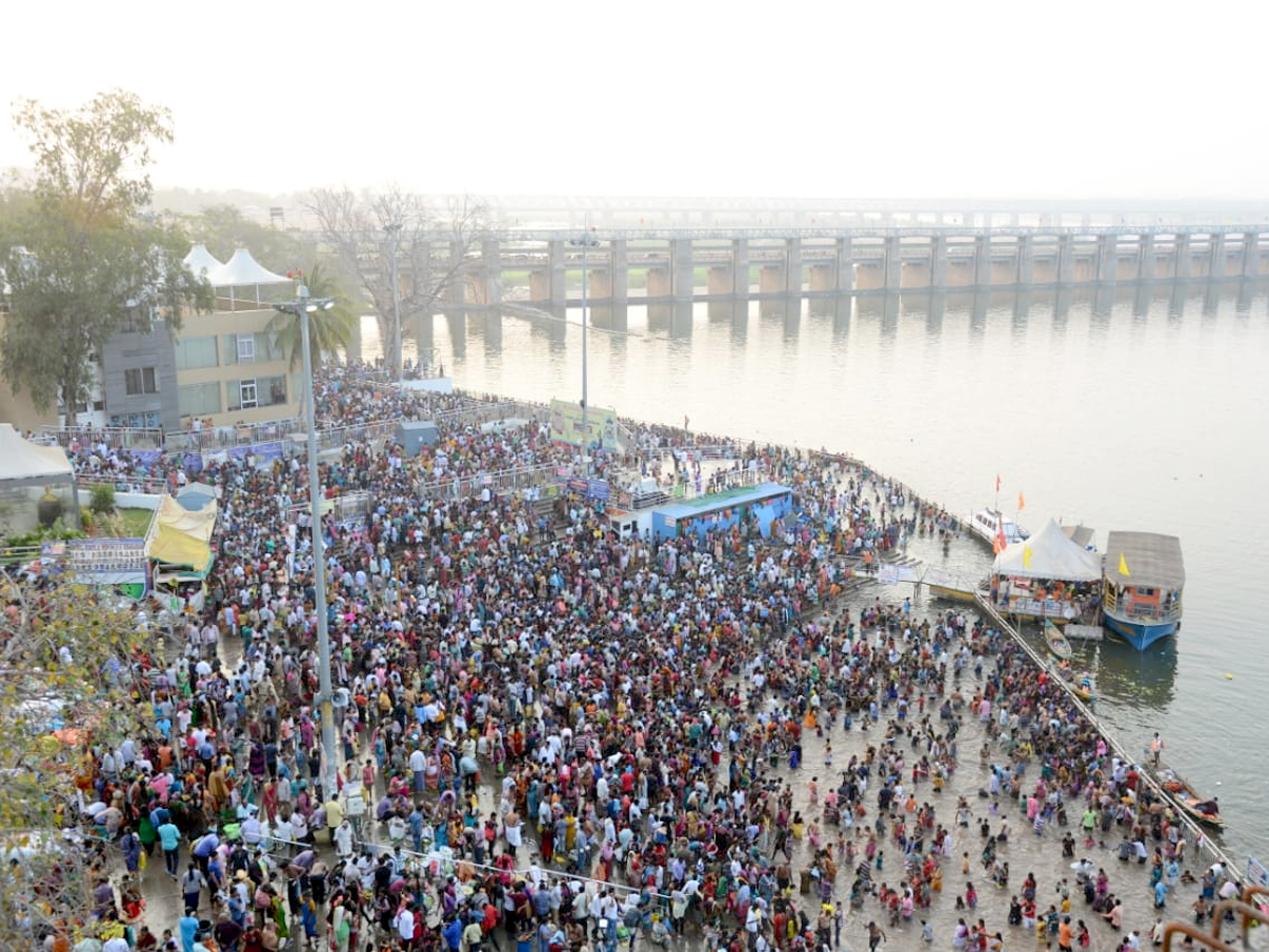  Pilgrims bathing on Occasion of Maha Shivratri at Krishna River Photo Gallery - Sakshi9