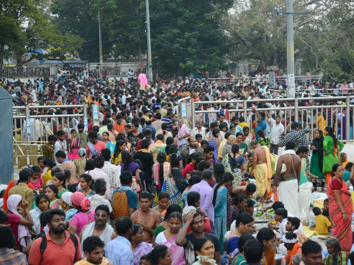  Pilgrims bathing on Occasion of Maha Shivratri at Krishna River Photo Gallery - Sakshi10